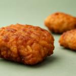 Frittiertes Hühnchen zum Abendessen? Wissenschaftler haben 24 Jahre lang 107.000 Frauen beobachtet und herausgefunden, was frittiertes Essen wirklich mit Ihrem Herzen macht